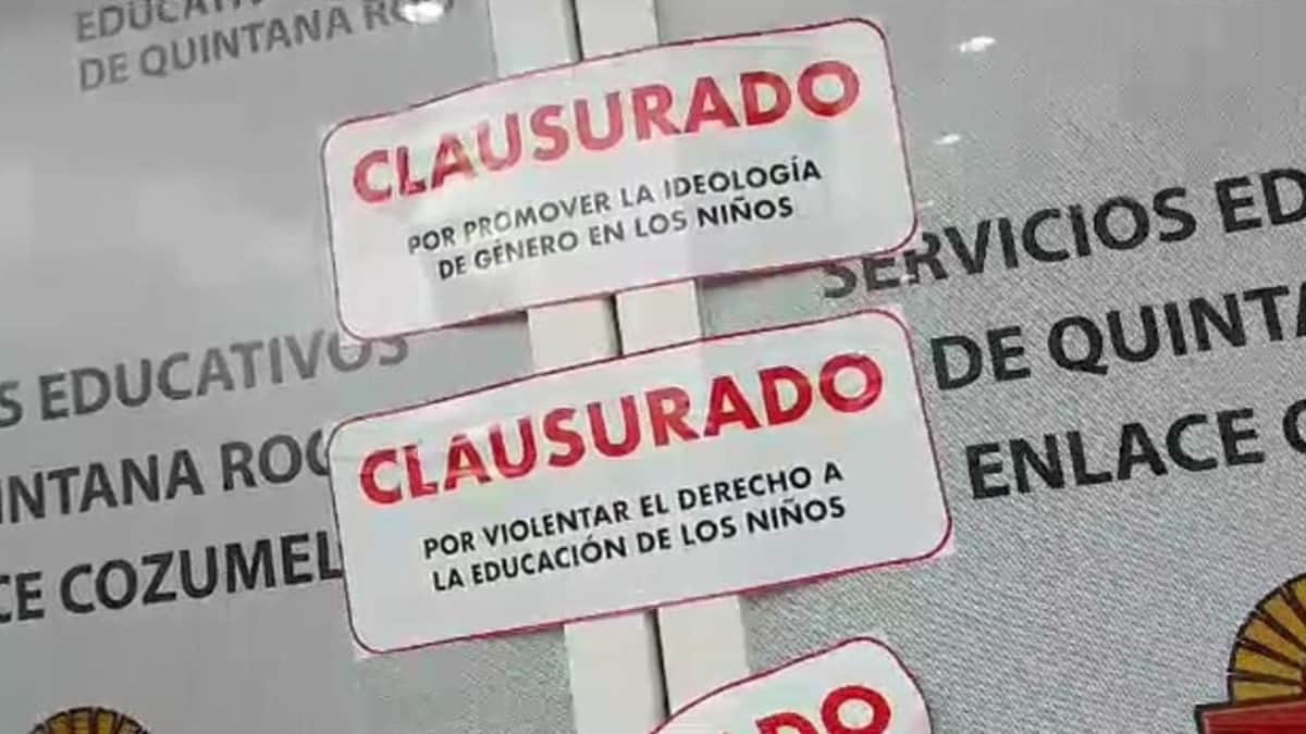 Padres de familia clausuran simbólicamente oficinas de Educación en Cozumel; se oponen a libros de texto