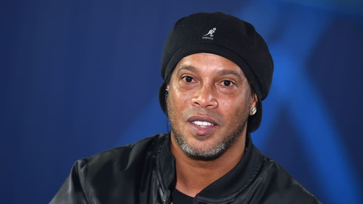 Ronaldinho podría regresar a la cárcel por una estafa con criptomonedas