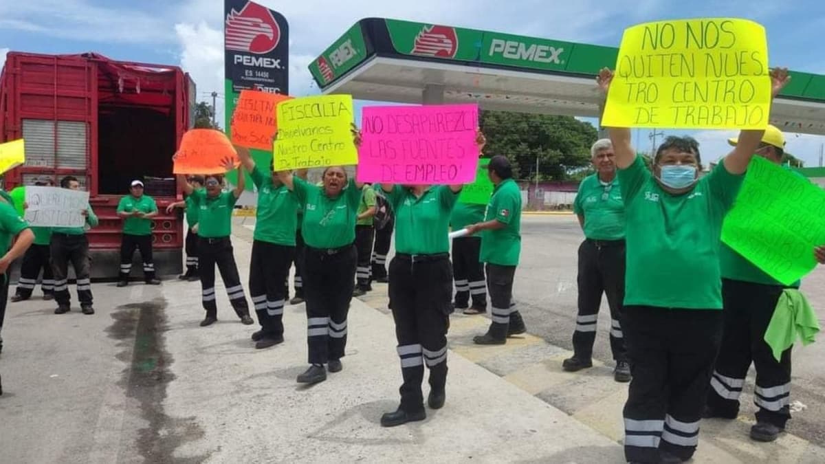Se manifiestan empleados de la gasolinera de la 115 de Playa del Carmen; lleva 20 días cerrada