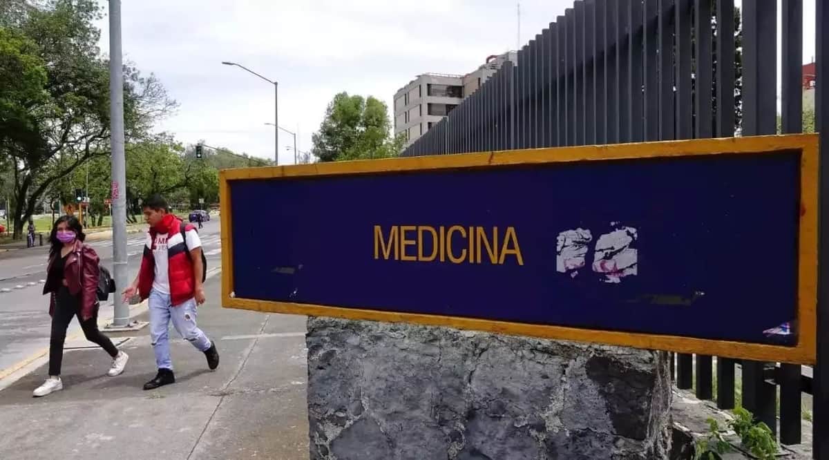Muere maestro de la UNAM en plena clase de anatomía