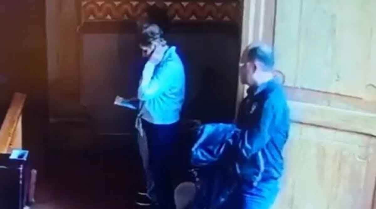 VIDEO: Captan a abuelito robando bolsa a mujer dentro de una iglesia en Querétaro