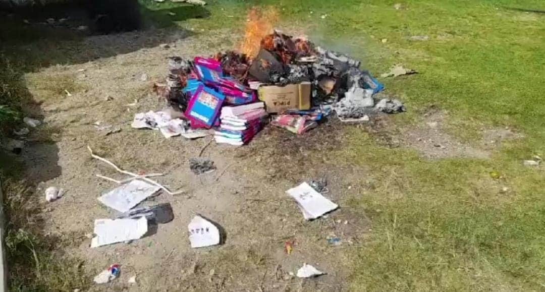 Video: Queman los nuevos libros de texto en comunidades de Chiapas