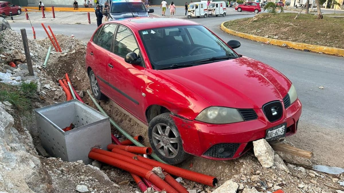 Hombre alcoholizado agrede a paramédicos tras chocar en Playa del Carmen