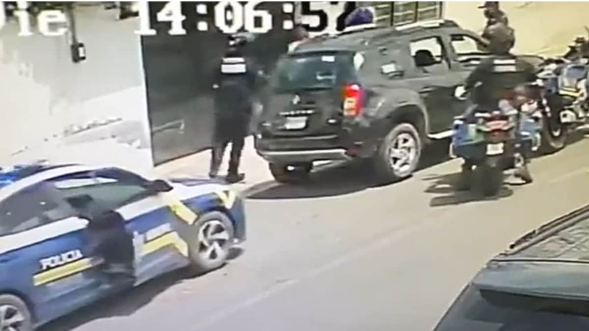 VIDEO: Conductor intenta atropellar a policía en Toluca para no pagar infracción