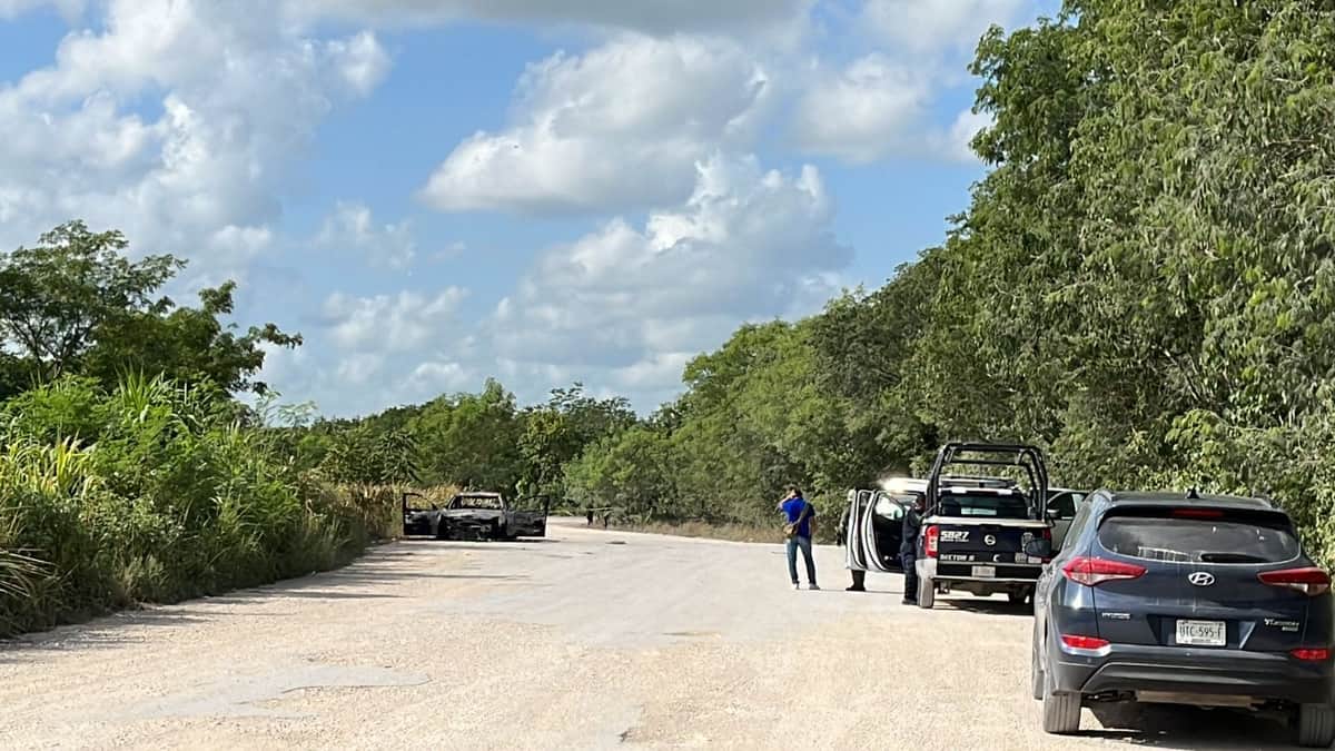 Hallan vehículo con cuerpo calcinado en camino de terracería en Cancún