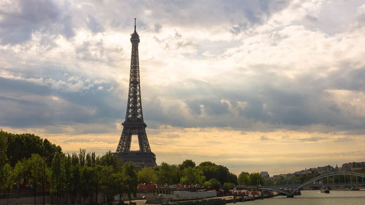 En París, desalojan la Torre Eiffel por amenaza de bomba; alerta era falsa