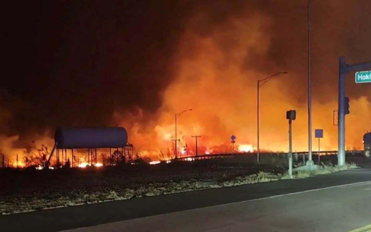 Turistas se lanzaron al océano para escapar de las llamas y del humo de los incendios en Hawai