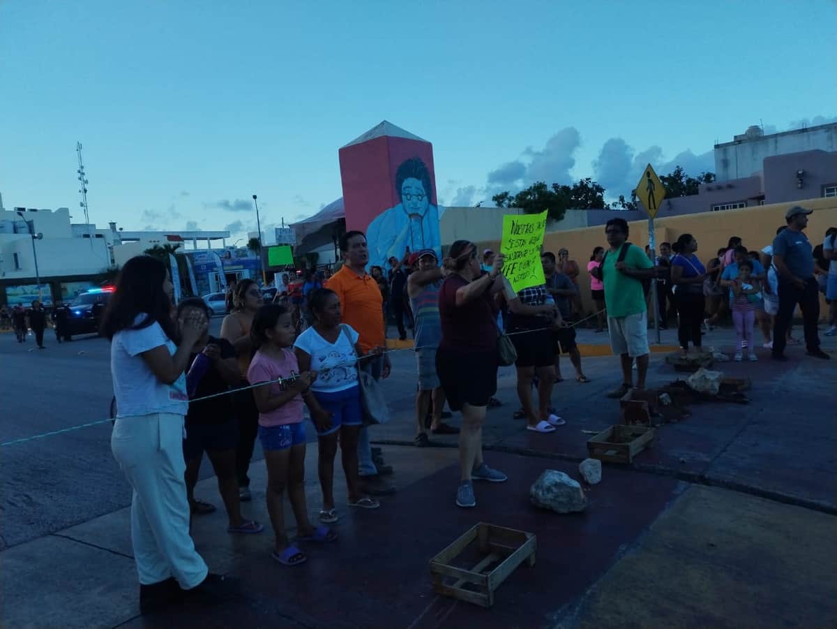 Bloquean la avenida CTM de Playa del Carmen por falta de energía eléctrica