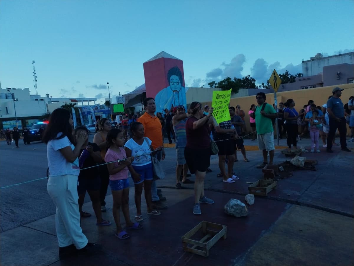 Bloquean la avenida CTM de Playa del Carmen por falta de energía eléctrica