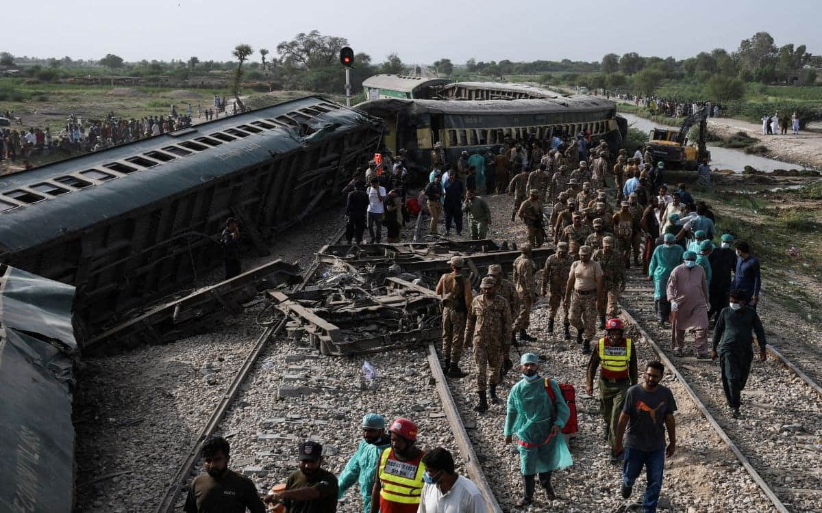 Al menos 30 muertos y 80 heridos en accidente de tren en Pakistán