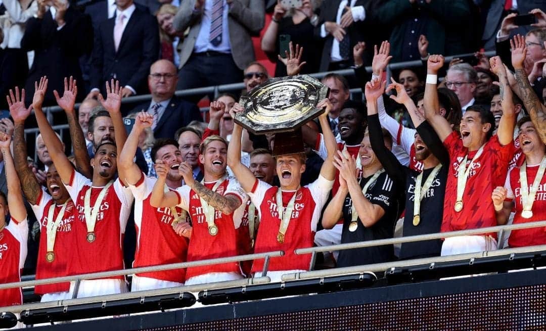 Arsenal empata de último minuto y le gana en penales al Manchester City de Pep Guardiola