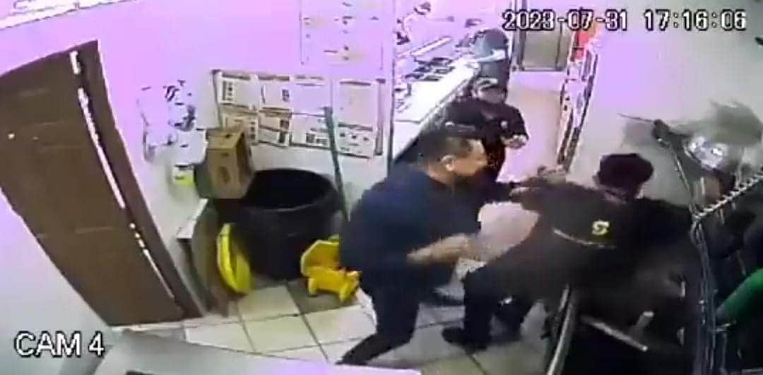 Video: Sujeto golpea a un menor en un Subway solo porque le pidió formarse