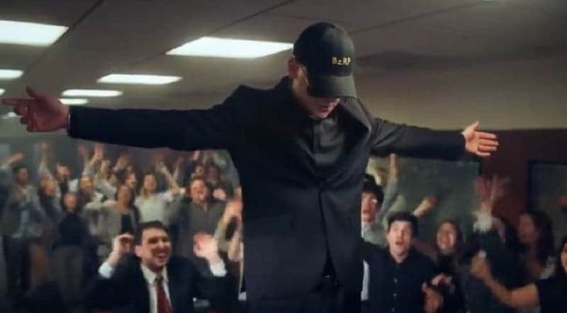 Video: Muy al estilo “Lobo de Wall Street”, Bizarrap anuncia su próxima colaboración