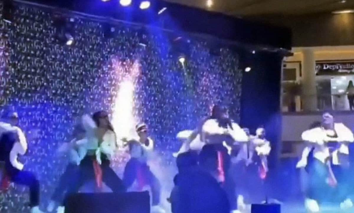VIDEO: En pleno show, colapsa un escenario y golpea violentamente a bailarines en Colombia