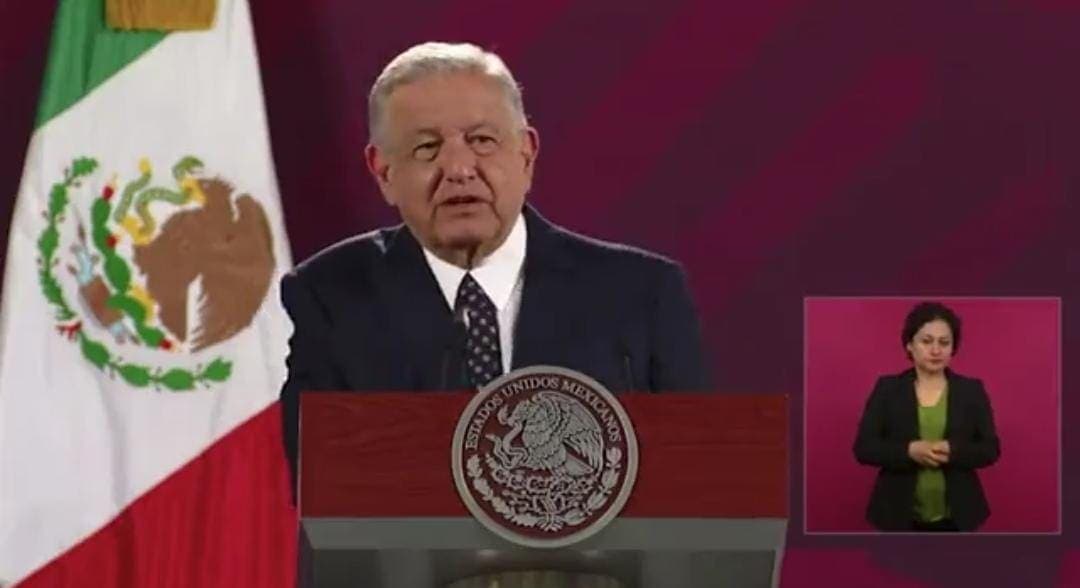 Video: Critica AMLO al INE por obligarlo a bajar foto de entrega del bastón de mando