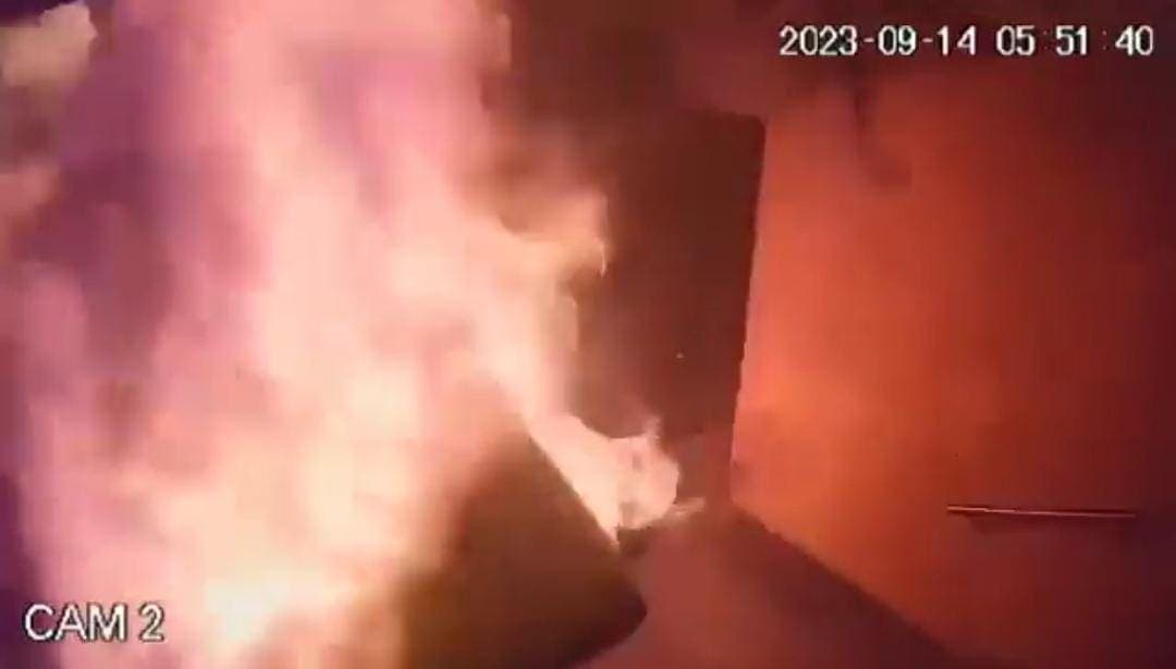 Video: Mujeres arrojan gasolina a un auto y lo incendian en Zacatecas