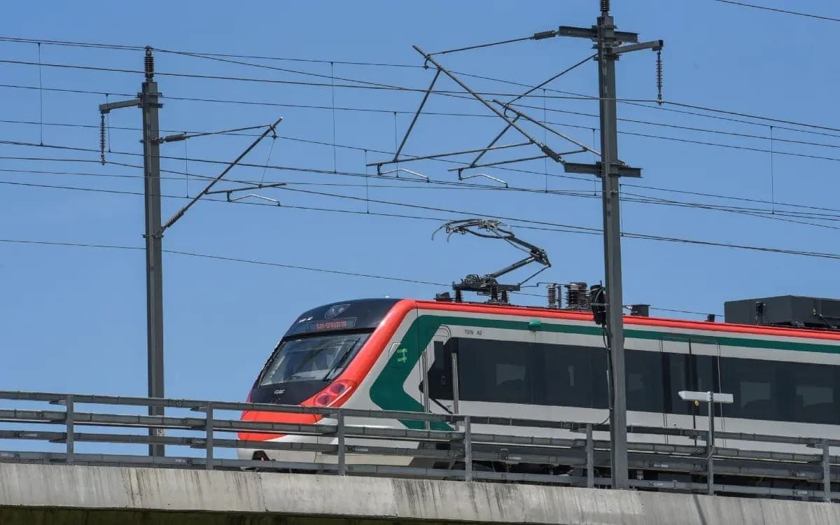 Inauguran incompleto tren interurbano México - Toluca