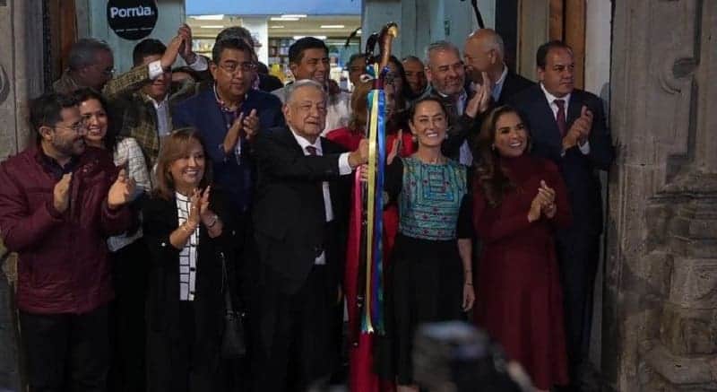 AMLO entrega ‘bastón de mando’ a Sheinbaum en un restaurante