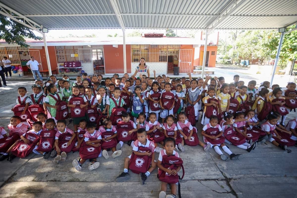 Ya pa' que: con retraso entrega Ana Paty Peralta útiles escolares a estudiantes en Cancún