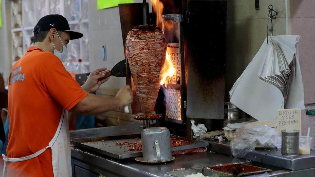 VIDEO: Meseras pelean brutalmente por la propina en una taquería de Edomex