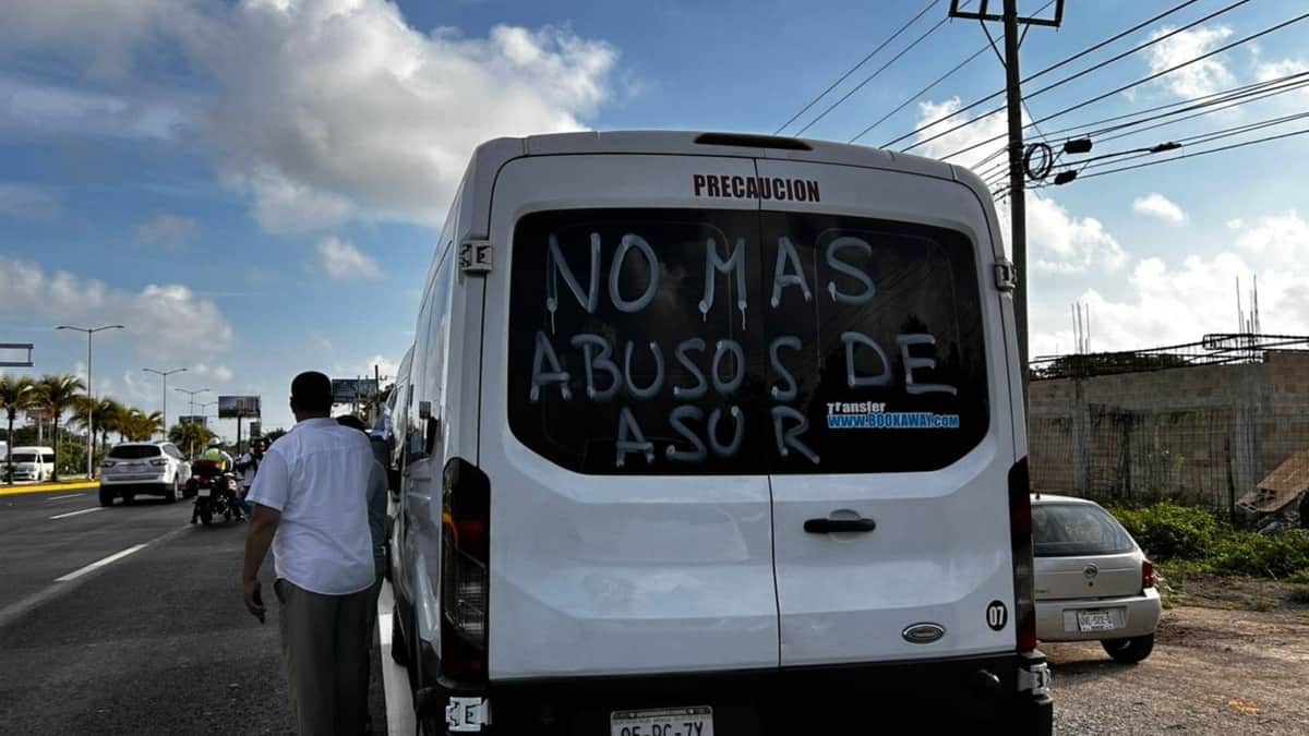 Protestan transportistas turísticos contra Asur, ya que les dificulta operar en aeropuerto de Cancún