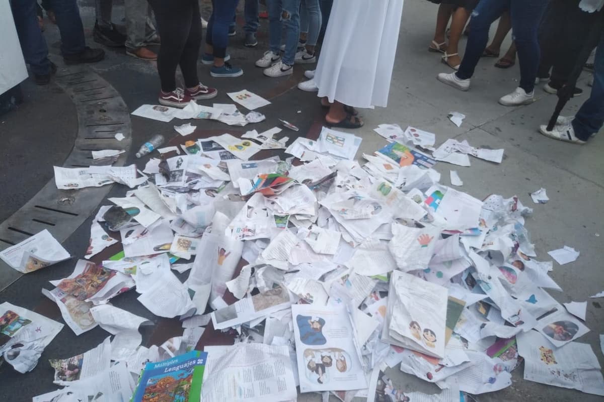 Queman libros de texto en Cancún: Mil personas de reúnen para protestar