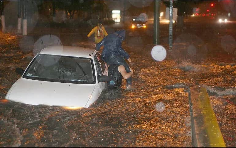 Video: Guadalajara bajo el agua; al menos 20 vehículos quedan sumergidos tras tormenta