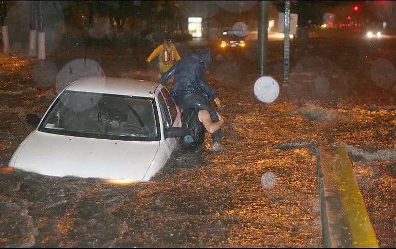 Video: Guadalajara bajo el agua; al menos 20 vehículos quedan sumergidos tras tormenta