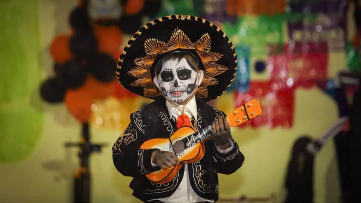 Con catrinas, calaveras gigantes y ofrendas recibe Playa del Carmen a turistas en el Día de Muertos