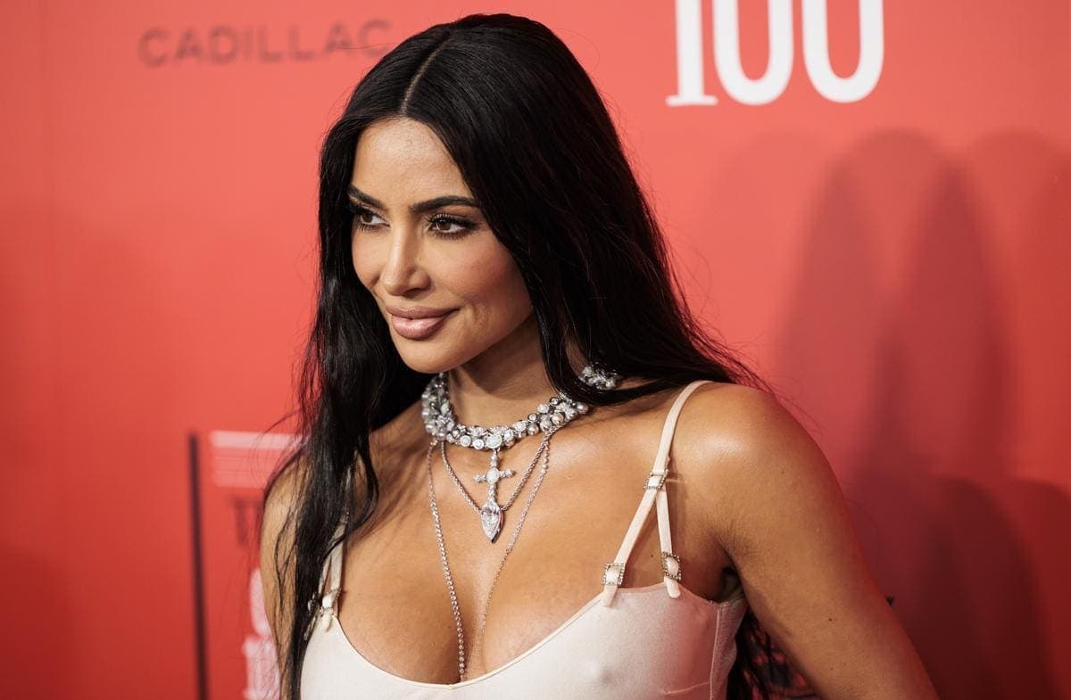 Kim Kardashian lanza a la venta sostenes con pezones falsos