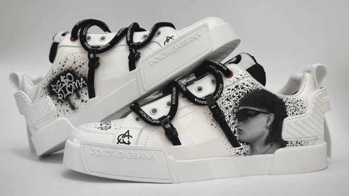 Video: Artista se viraliza por pintar el rostro de Peso Pluma en tenis Dolce & Gabbana