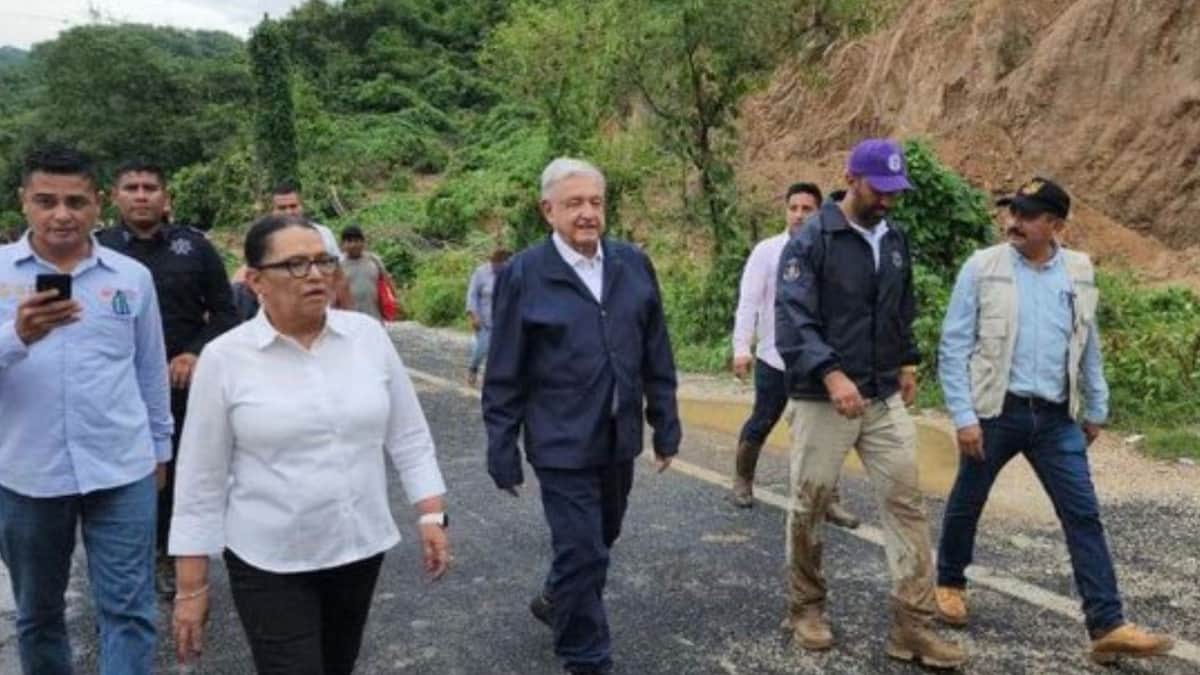 Video: AMLO llega a Acapulco para supervisar daños por "Otis"; le informan que no hay cómo pasar