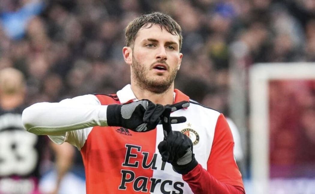 Video: Emotivo video de Santiago Giménez previo a su debut en la Champions League