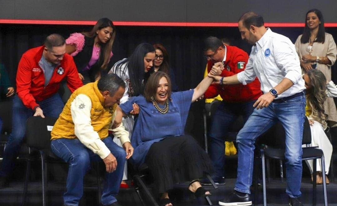 Video: Xóchitl Gálvez se cae de silla; dice que es porque le quedó chica y va por la presidencial