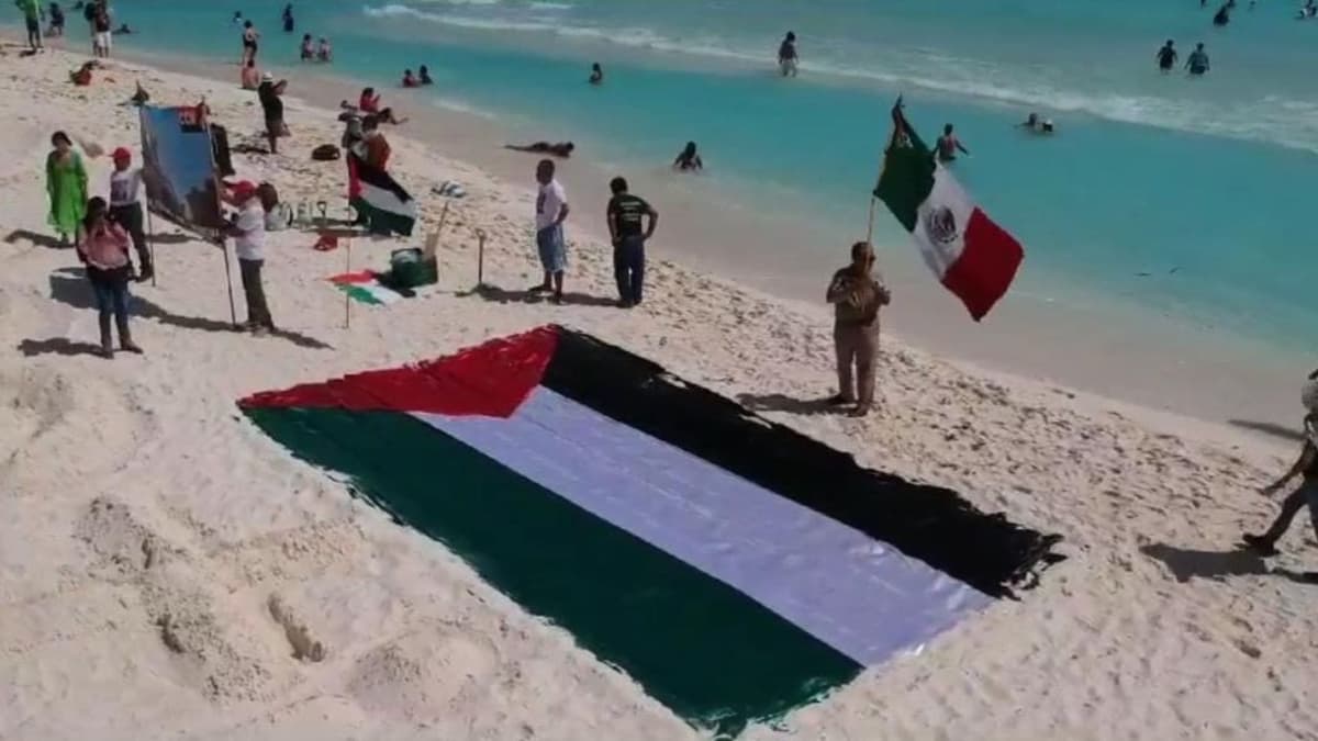 Video: Activistas se manifiestan en Playa Delfines de Cancún a favor de Palestina