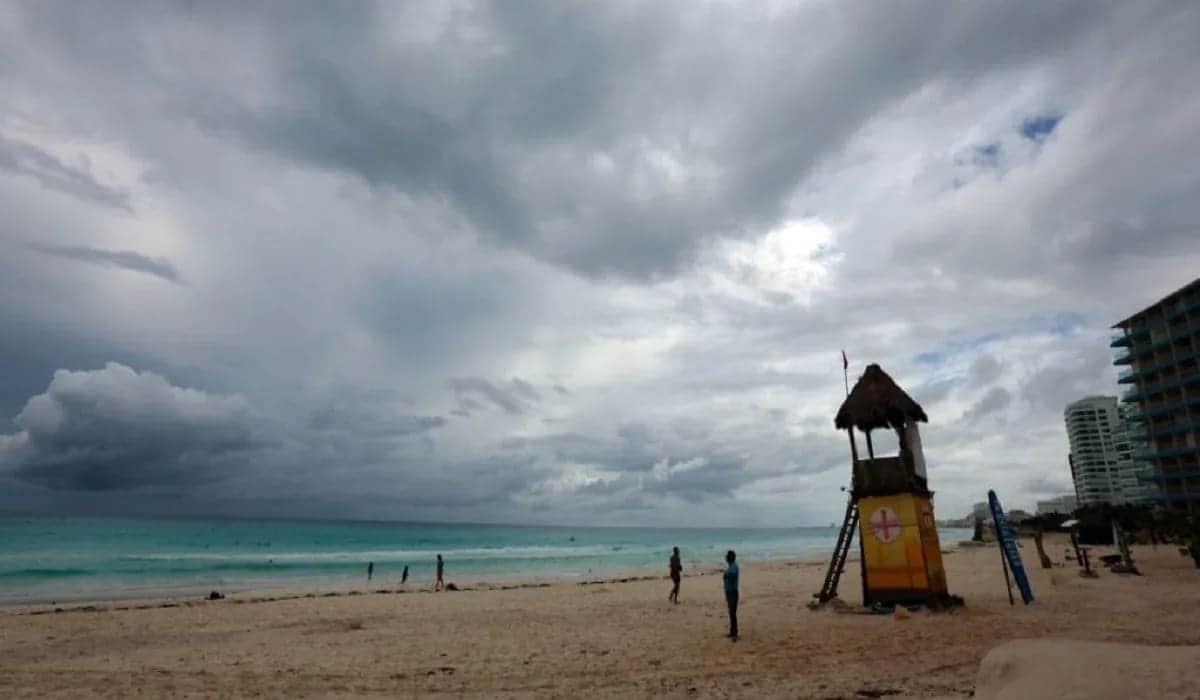 Zona de baja presión tiene posibilidades de desarrollo ciclónico; está a 3 mil 980 km de Quintana Roo