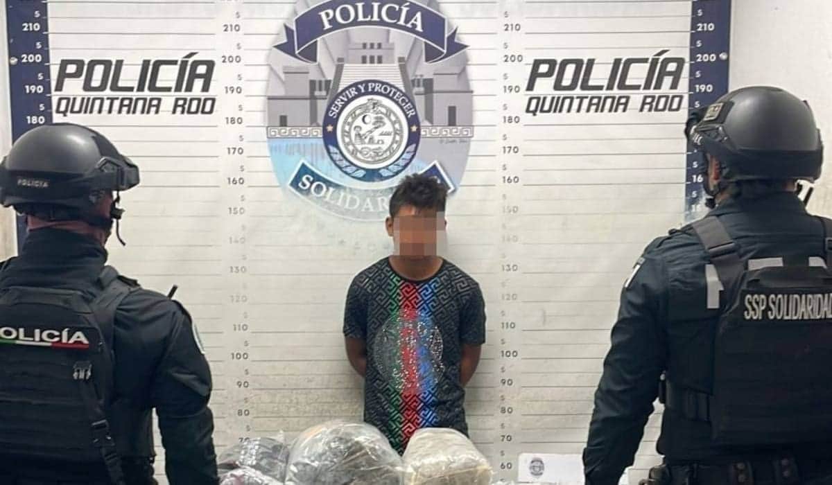 Detienen a narcomenudista menor de edad en Playa del Carmen con 580 dosis y un arma