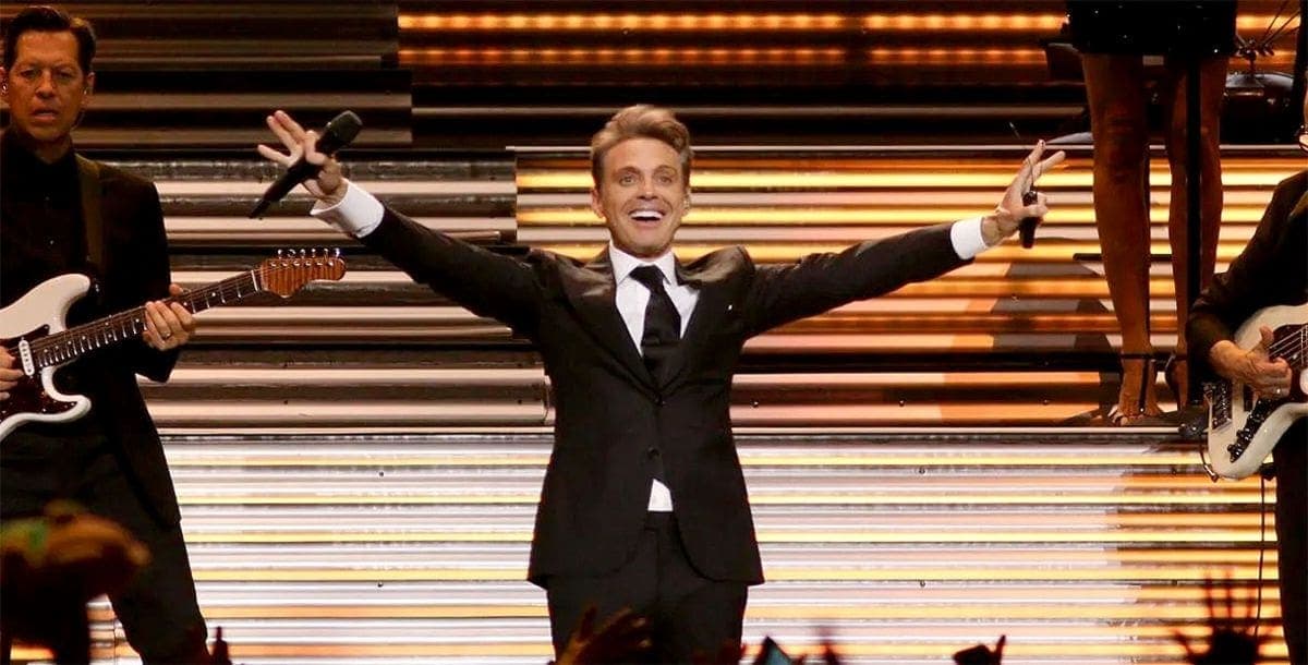 Video: Luis Miguel le regala sus toallas sudadas a sus fans