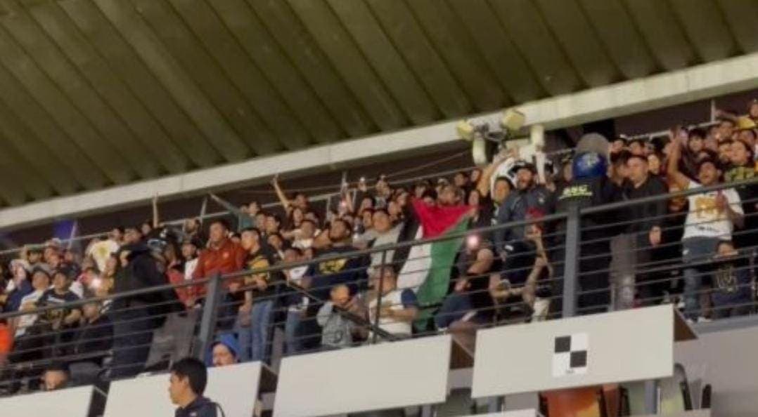 Captan a un aficionado con una bandera de Palestina en el Estadio Azteca