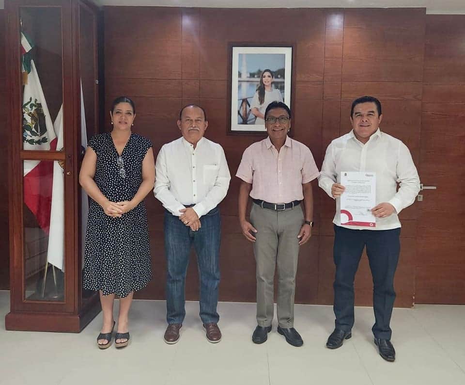 Carlos Gorocica Moreno, titular de la SEQ, da posesión a nuevo Rector de la Universidad Intercultural Maya de Quintana Roo