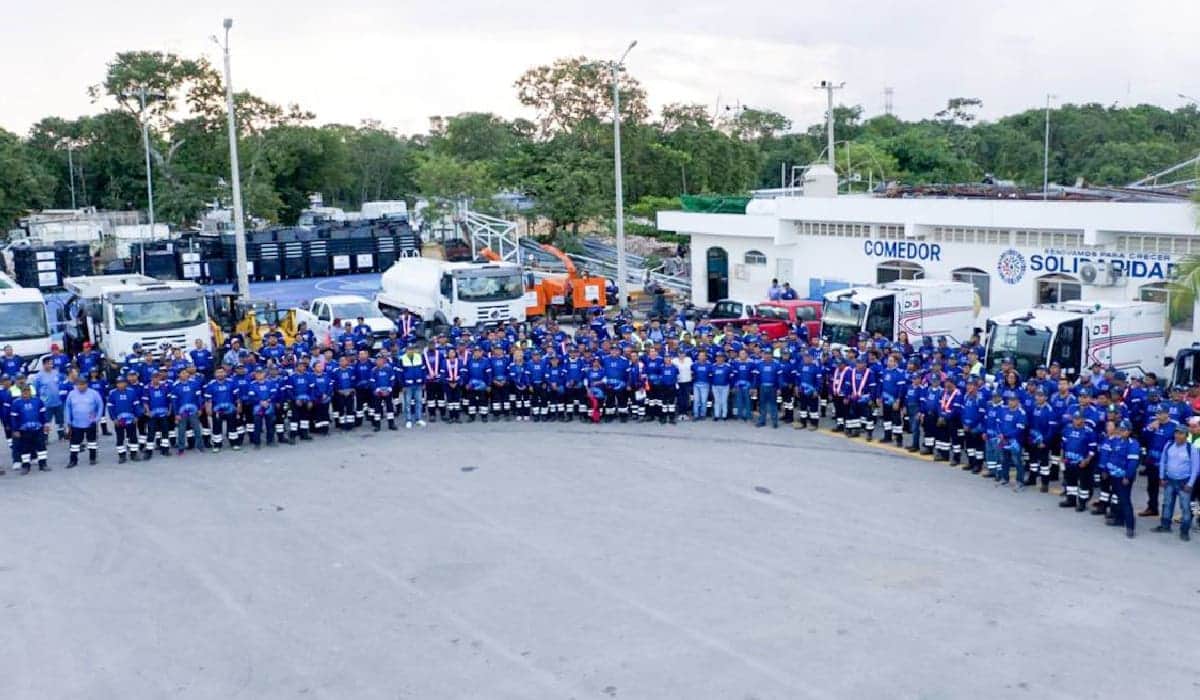 Lili Campos dignifica a personal de servicios públicos con más uniformes