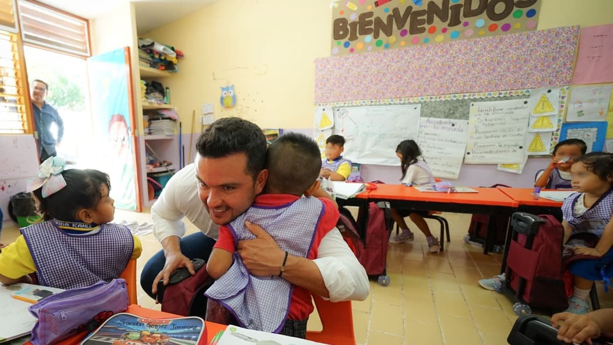 En el marco del Nuevo Acuerdo de la Gobernadora Mara Lezama, entrega Pablo Bustamante, útiles escolares en Cancún