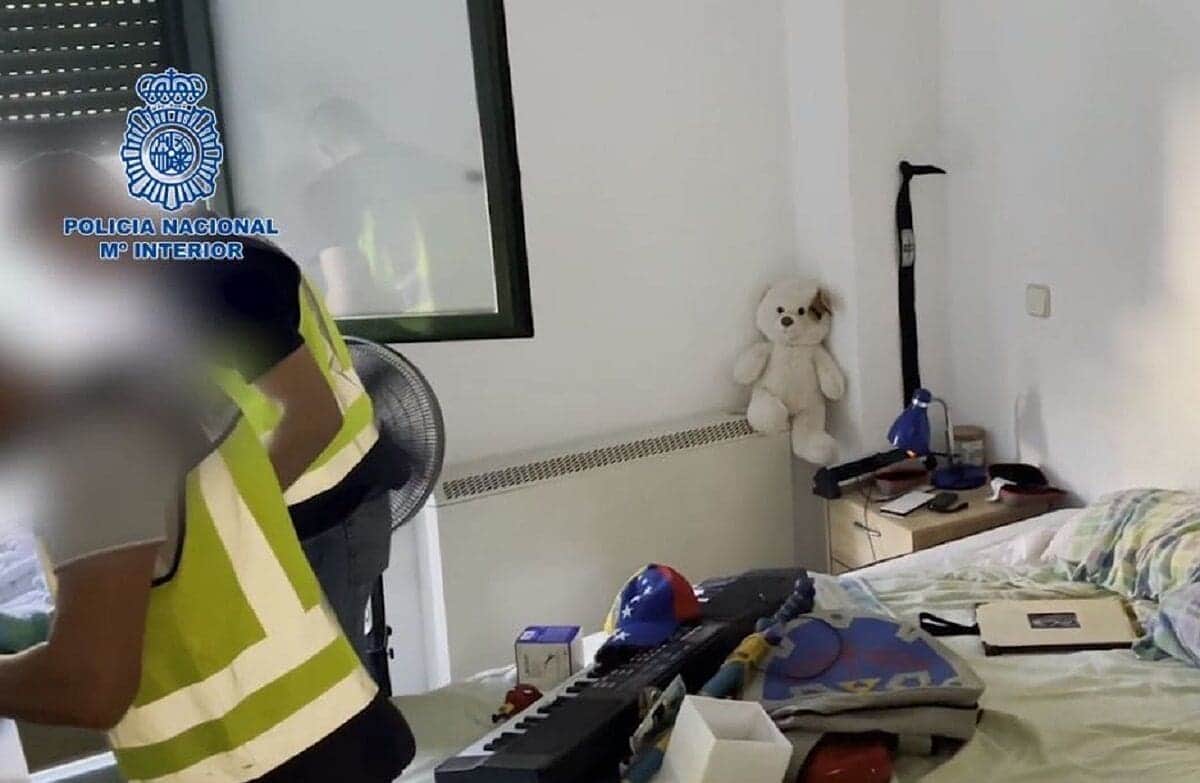 Detienen en Madrid a sujeto que violaba a su bebé de un año y lo ofrecía a otras personas para abusar de él
