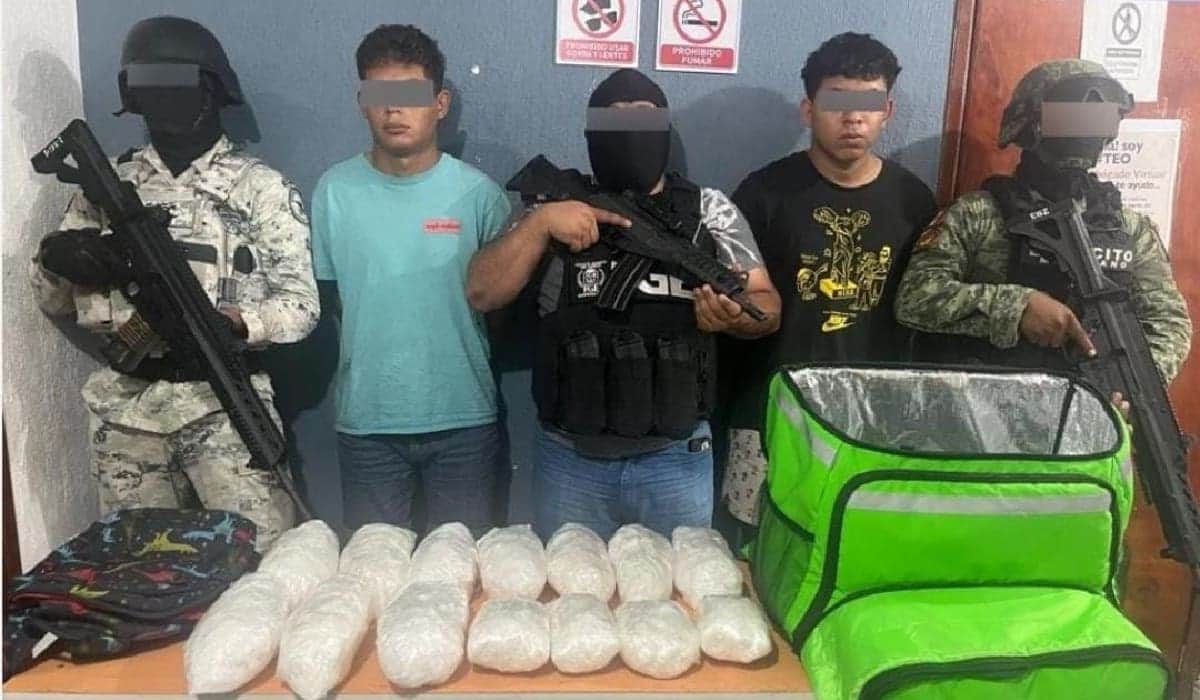 Agarran a narcomenudistas en Cancún con moto robada y mochila de Uber Eats