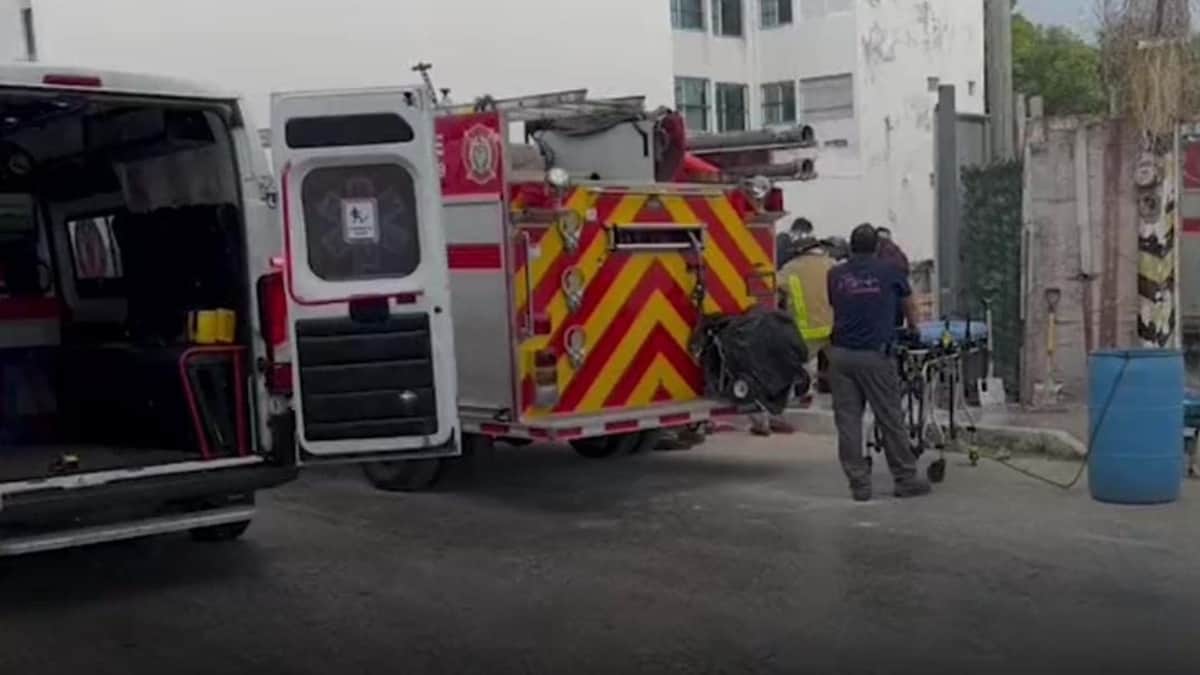 Cae trabajador de obra en Playa del Carmen y sufre traumatismo craneoencefálico; se salva de milagro
