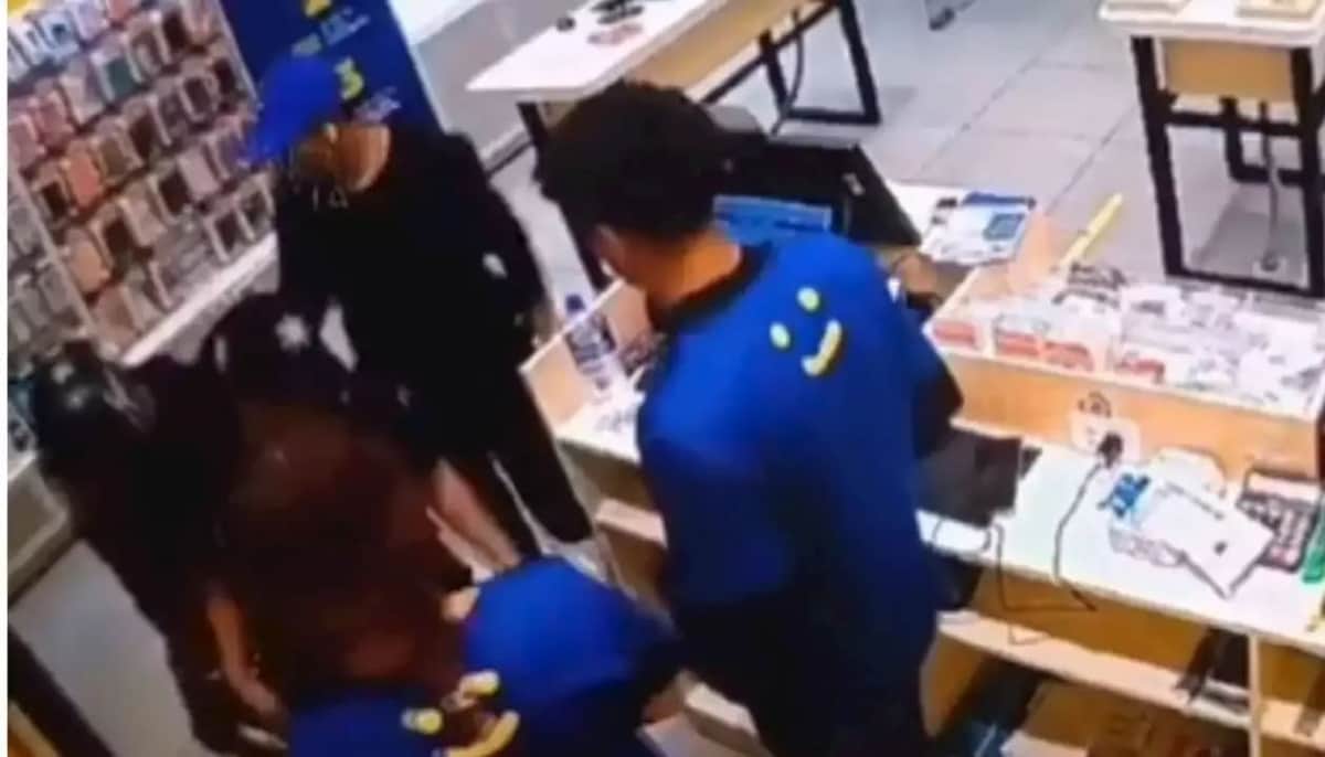 VIDEO: Asaltantes desarman a policía en segundos y roban tienda de celulares en Puebla