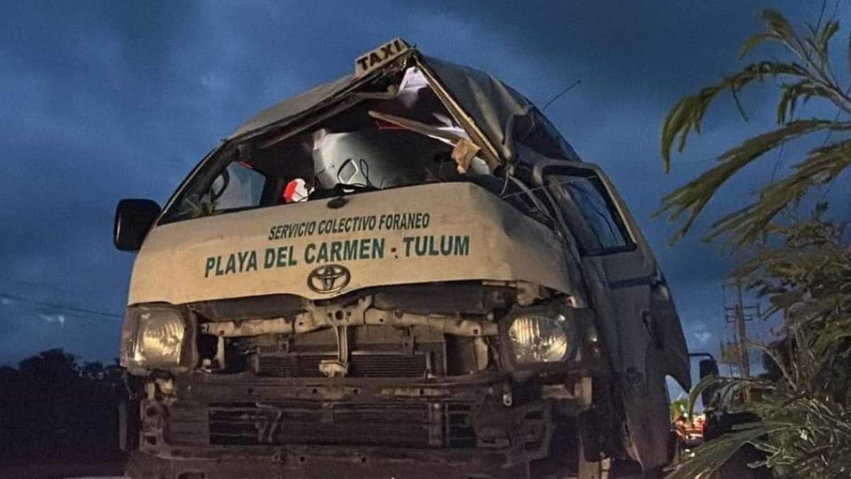 Vuelca van en la vía de Playa del Carmen a Tulum luego que le explotara una llanta; hay varios lesionados