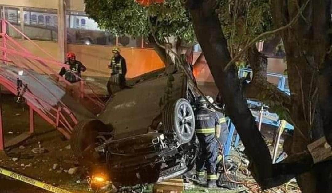 Conductora derriba un muro y cae unos 20 metros junto con su hijo en Querétaro