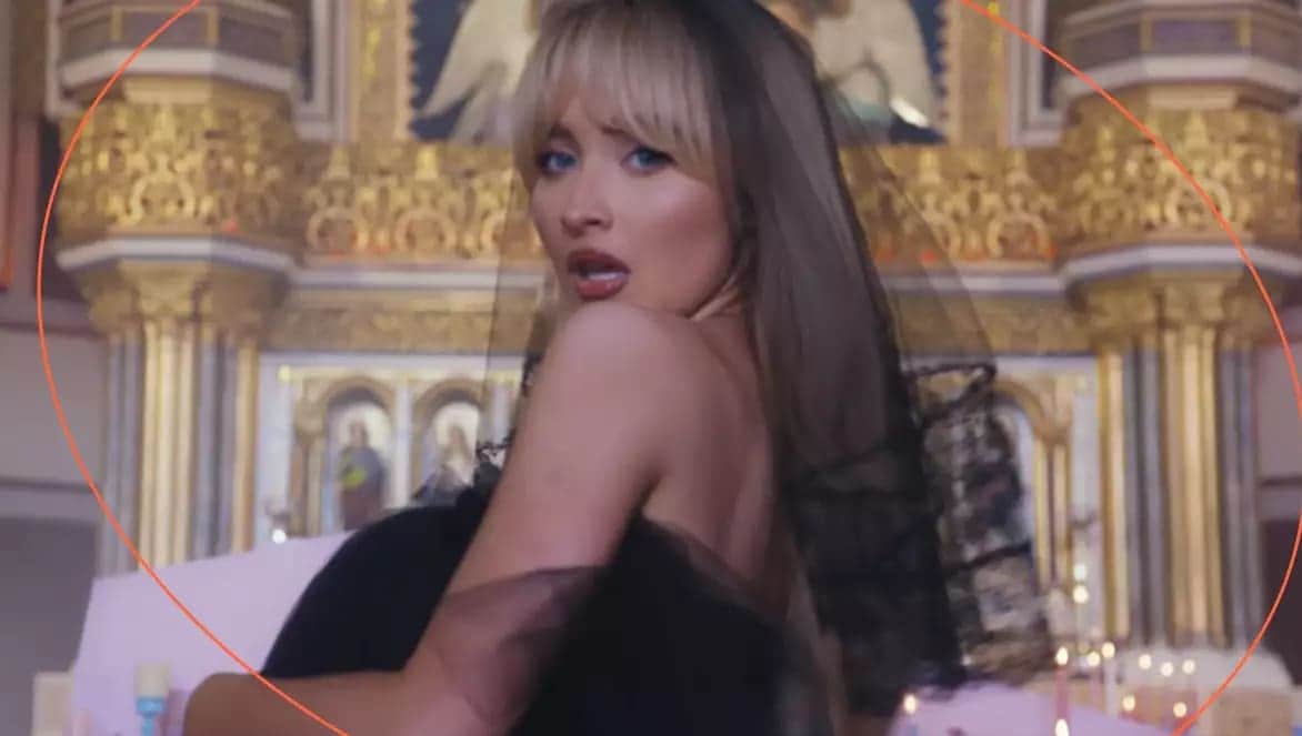 VIDEO: Despiden a sacerdote por permitir que una cantante grabará un video dentro de la iglesia