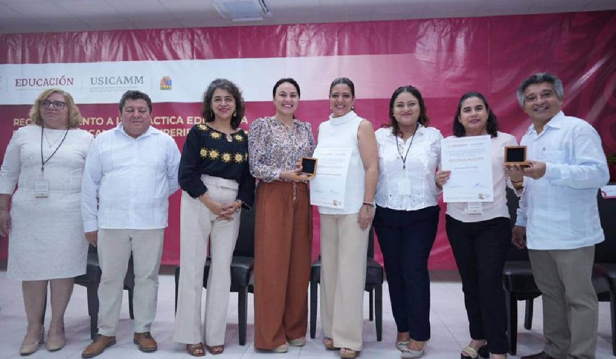 Entregan reconocimientos a maestras y maestros destacados por sus prácticas educativas